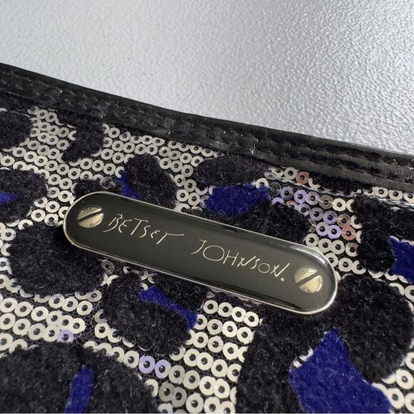 Betsey Johnson Wristlet Zipper Sequins Felt Animal Print Bag Inside Pocket Logo - Picture 6 of 11